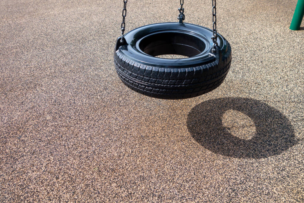 černý řetěz pneumatika houpačka na dětském hřišti žádný lidé - Fotografie, Obrázek