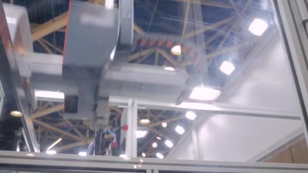 Manipulador automático de brazos robóticos con ventosas mueve ollas de plástico en la tela
 - Imágenes, Vídeo