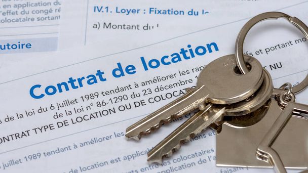 Ακίνητα: γαλλικό συμβόλαιο ενοικίασης κατοικιών (άδειο μισθωτήριο). Κοντινό πλάνο με ένα μάτσο κλειδιά. Γαλλία - Φωτογραφία, εικόνα