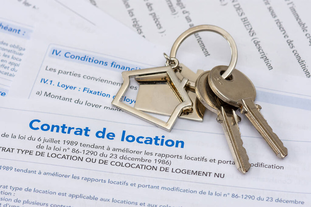 Нерухомість: французький контракт на оренду (порожня орендна плата). Зблизька з купою ключів. Франція - Фото, зображення