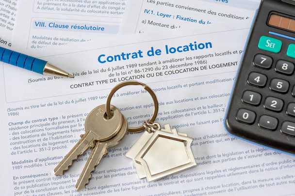 Nemovitosti: francouzská smlouva o pronájmu bytů (prázdný pronájem). Detailní záběr s svazkem klíčů, perem a kalkulačkou. Francie - Fotografie, Obrázek