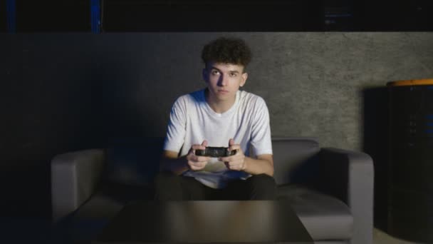 Angry schoolboy losing in video game and hitting his knee - Záběry, video