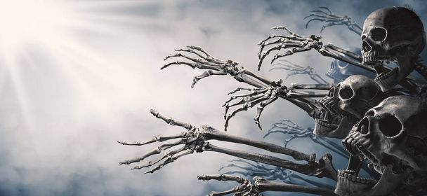 Zombie mano scheletro che sale nel buio notte di Halloween.  - Foto, immagini