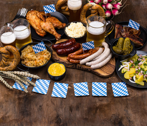 Oktoberfest piatti con birra, pretzel e salsiccia - Foto, immagini