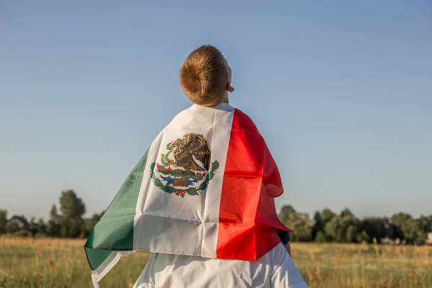 Niño sosteniendo la bandera de México. "16 de septiembre. Día de la Independencia de México. Guerra de Independencia de México, 1810." - Foto, Imagen