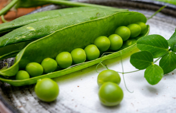 新鮮な熟した緑のエンドウ豆のマメ科植物の新しい収穫 - 写真・画像