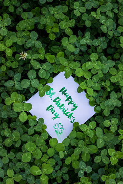 Verde trevo feriado fronteira, dia de São Patrício decoração fundo com cartão Feliz Dia de São Patrício
 - Foto, Imagem