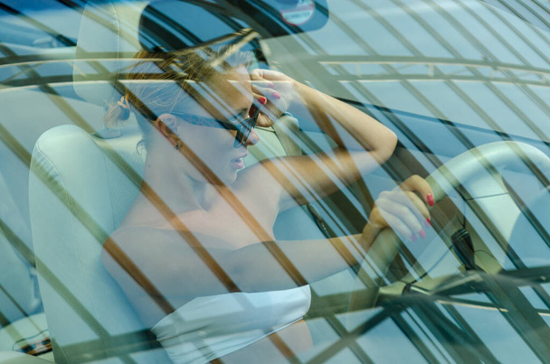 Woman driving a car - Valokuva, kuva