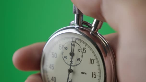 Cronometro analogico maschio a mano su chiave cromatica a schermo verde. Il tempo inizia con il vecchio cronometro uomo preme il pulsante di avvio nel concetto di sport. Concetto di gestione temporale. - Filmati, video