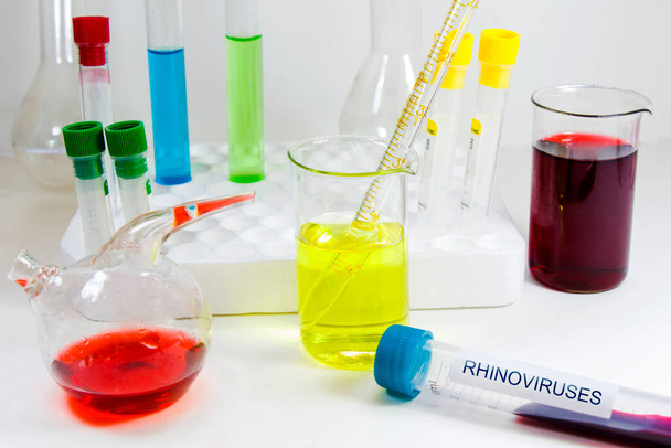 Rhinovirus campioni di provetta del sangue, laboratorio e diagnosi, elementi chimici, riprese in studio sullo sfondo bianco. - Foto, immagini