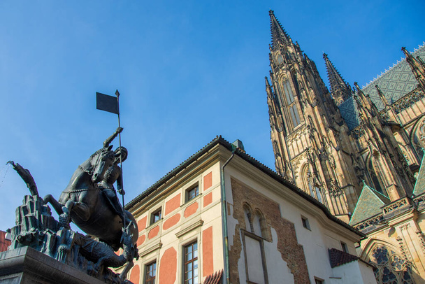 Gothic tower of St. Vitus's cathedral and the statue of St. George and the dragon, Prague, Czech Republic - Foto, immagini