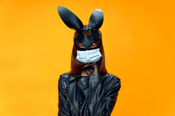 Samice králičí maska pózující sexuálně v lékařské masce z koronaviru - Fotografie, Obrázek