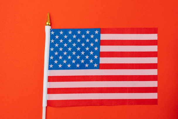 Американский маленький флаг на цветной бумаге. Абстрактный фон. - Фото, изображение