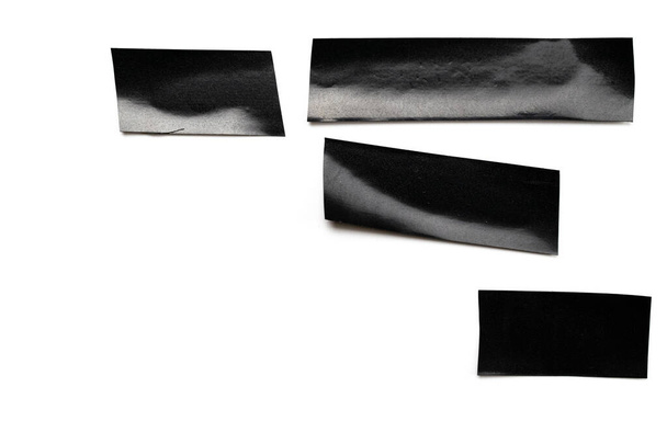 Kağıt yapıştırıcı viski arka planı. Bir parça siyah yapışkan şerit bant beyaza izole edilmiş. Yırtık grunge dokusu - Fotoğraf, Görsel
