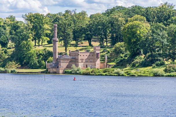 Babelsberg Park sur le Tiefen Découvrez le lac sur la rivière Havel avec la pompe à vapeur de Potsdam, en Allemagne - Photo, image