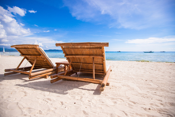 Sillas de madera de playa para vacaciones y escapadas de verano en Boracay
 - Foto, imagen