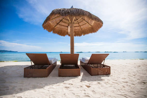 Paradies Blick auf schöne tropische leere Sandfläche mit Sonnenschirm und Liegestuhl - Foto, Bild