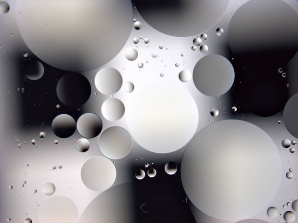 Hermosas burbujas de aceite abstracto con blanco y negro para el fondo, macro imagen, gotas de agua gris borrosa, fondo de pantalla brillante - Foto, imagen