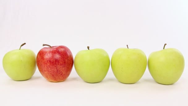 Будь іншим Рука вибирає червоне яблуко з лінії з зеленими яблуками
 - Кадри, відео