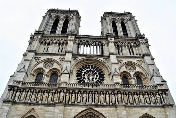 Haupteingang zu Notre-Dame de Paris, einer mittelalterlichen katholischen Kathedrale auf der Ile de la Cite im 4. Arrondissement von Paris. Sie wurde der Jungfrau Maria geweiht und gilt als eines der schönsten Beispiele der französischen Gotik. - Foto, Bild