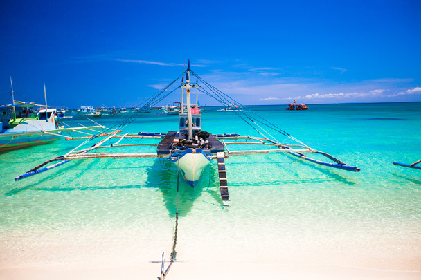 Bateau philippin dans la mer turquoise, Boracay, Philippines
 - Photo, image