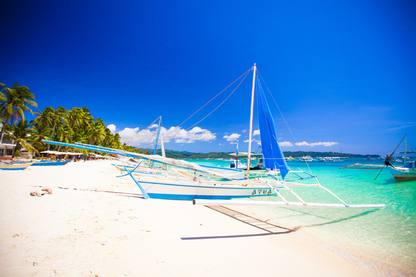 Човен на пляжі краси з бірюзовою водою
 - Фото, зображення