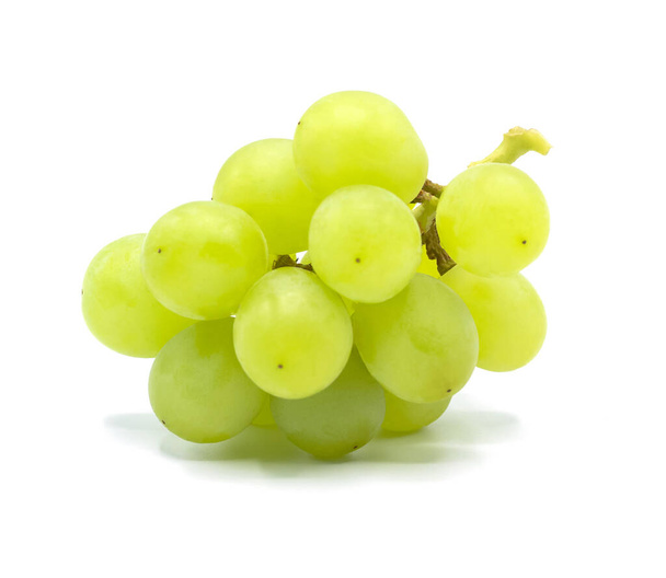 racimo de uvas verdes aislado sobre fondo blanco, Primer plano
 - Foto, imagen