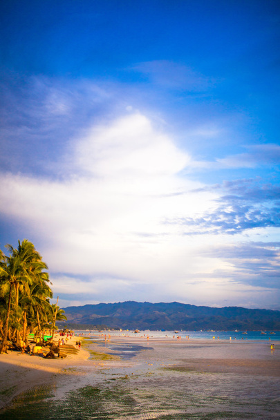 Coucher de soleil lumineux coloré sur l'île de Boracay, Philippines
 - Photo, image