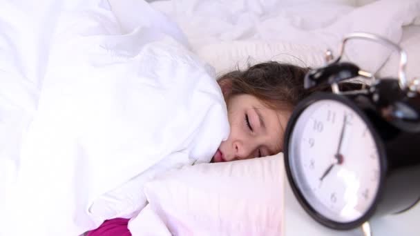 Маленька дівчинка прокидається, будильник крупним планом
 - Кадри, відео