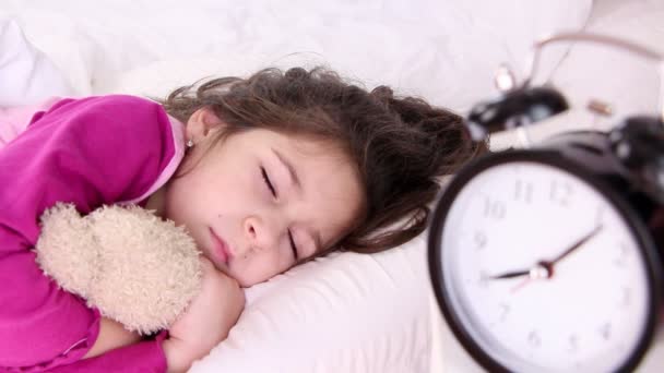 kis lány felébred, ébresztőóra közelről - Felvétel, videó