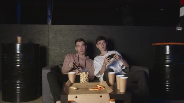 Οι καλύτεροι φίλοι μπροστά από την οθόνη παίζουν μαζί στην online μάχη - Πλάνα, βίντεο
