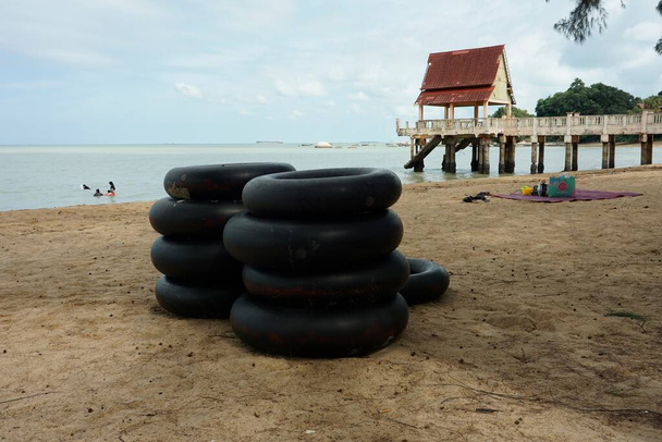 Мелака, Малайзія-11 липня 2020; буї на пляжі Танджунг Бідара - Фото, зображення
