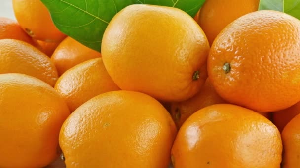zbliżenie wielu świeżych pomarańczy, tło cytrusowe  - Materiał filmowy, wideo