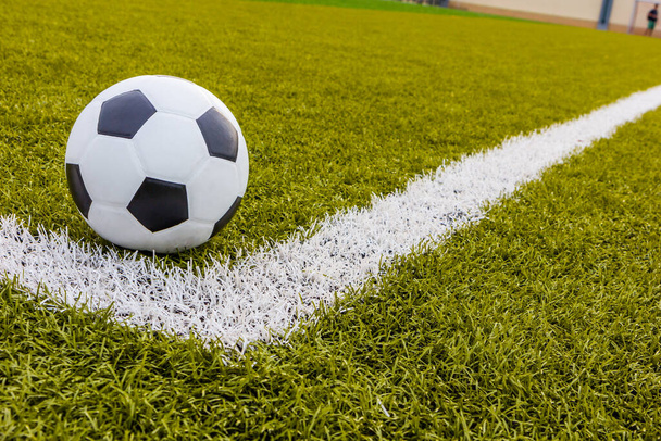 マーキングやボール、スポーツとサッカー草のフィールド - 写真・画像