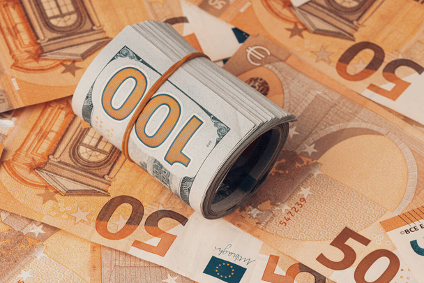 Un montón de cincuenta euros y cien dólares de fondo facturas
 - Foto, Imagen