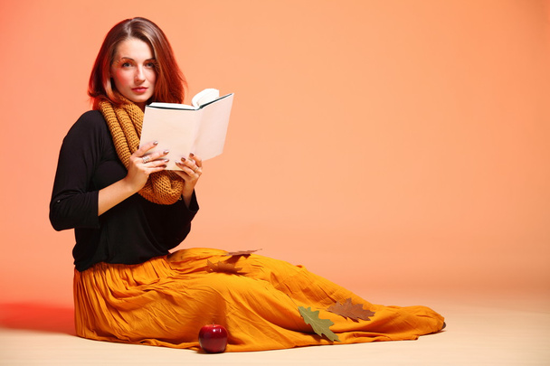 Autumn fashion girl with book orange eye-lashes - Fotoğraf, Görsel