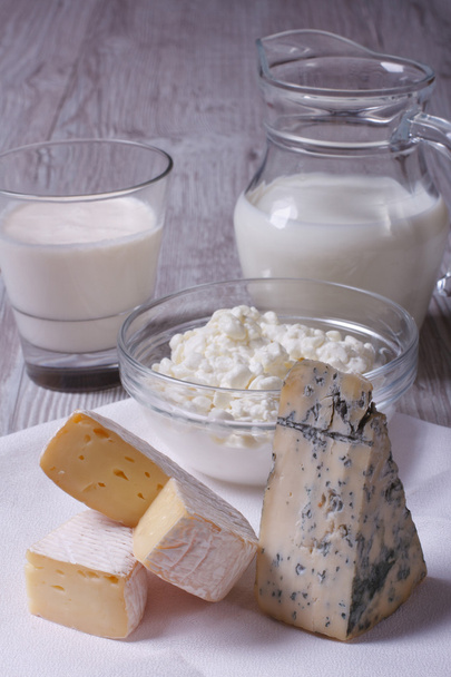 conjunto de productos brie, queso azul, requesón
 - Foto, imagen