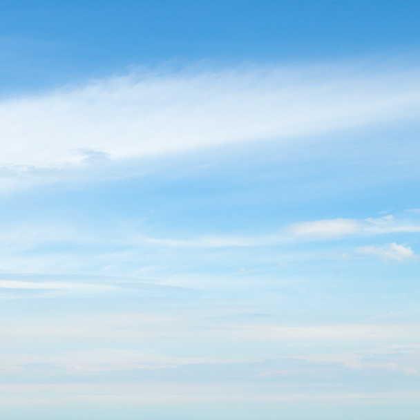blauer Himmel mit leichten Wolken - Foto, Bild