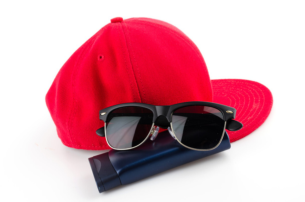 Rode pet, zonnebril, lotion - Foto, afbeelding