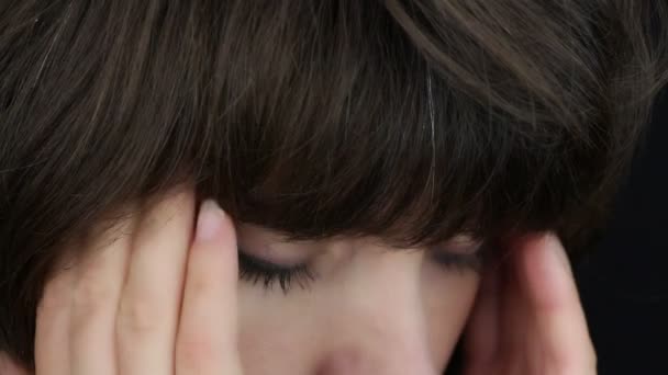 Mujer con dolor de cabeza, primer plano
 - Imágenes, Vídeo