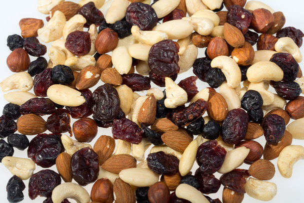 gemengde noten en gedroogde vruchten geïsoleerd op witte achtergrond - Foto, afbeelding