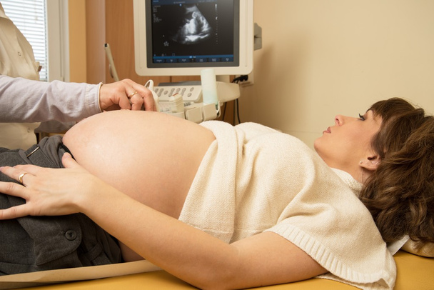 młoda kobieta w ciąży na badania USG w szpitalu - Zdjęcie, obraz