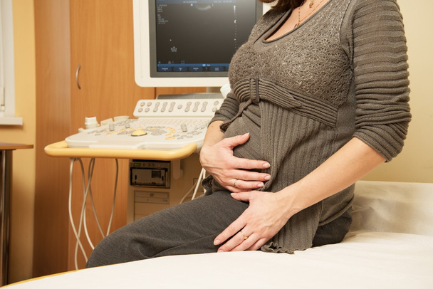 Nuori raskaana oleva nainen ultraäänitutkimuskaapissa sairaalassa
 - Valokuva, kuva