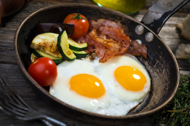 Bacon, eggs and vegetables - Foto, imagen