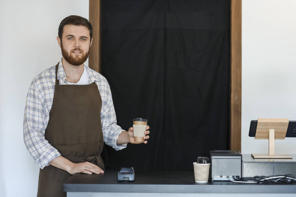 Muž barista v moderní kavárně - Fotografie, Obrázek