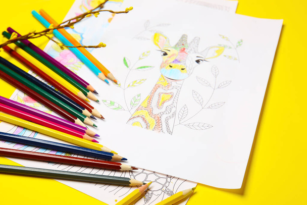 Dibujos para colorear y lápices en la mesa
 - Foto, Imagen