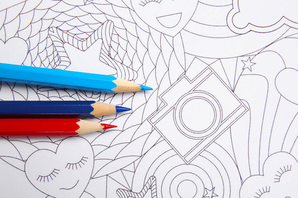 Disegno da colorare e matite sul tavolo - Foto, immagini