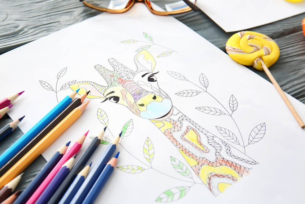 Coloriage et crayons sur table - Photo, image