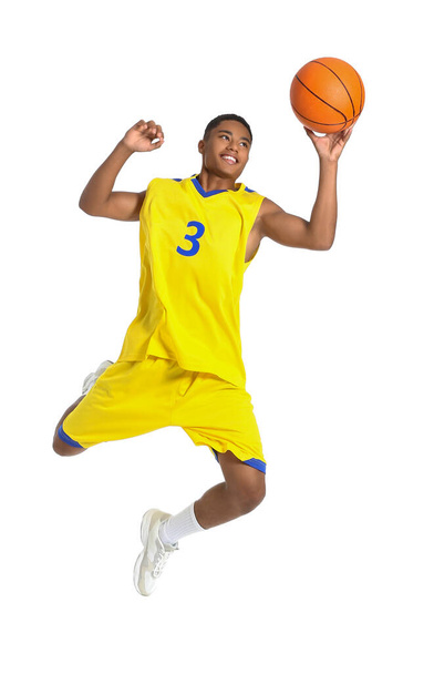 Springender afroamerikanischer Basketballspieler auf weißem Hintergrund - Foto, Bild