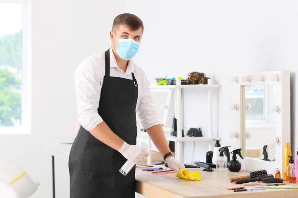 Peluquería masculina limpieza lugar de trabajo en el salón durante la epidemia de coronavirus - Foto, Imagen